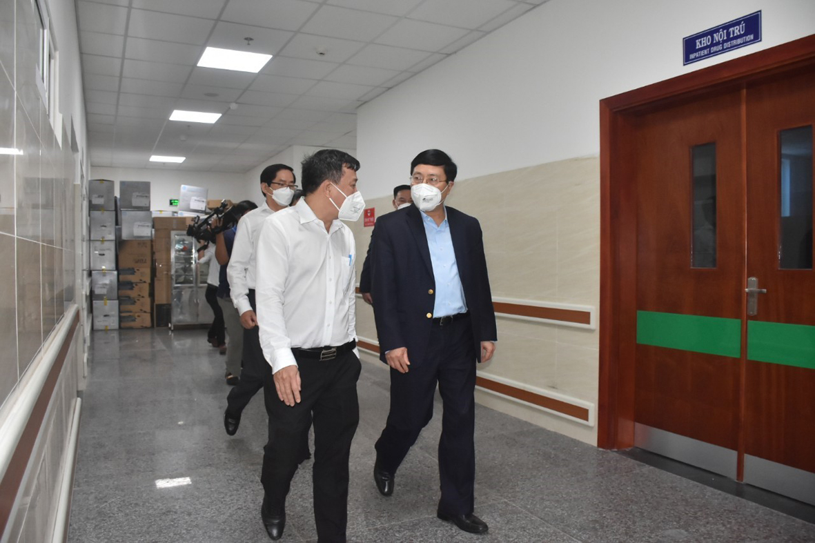 Phó Thủ tướng Thường trực Chính phủ Phạm Bình Minh trao đổi với lãnh đạo Bệnh viện Vũng Tàu về công tác chăm sóc, điều trị bệnh nhân COVID-19.