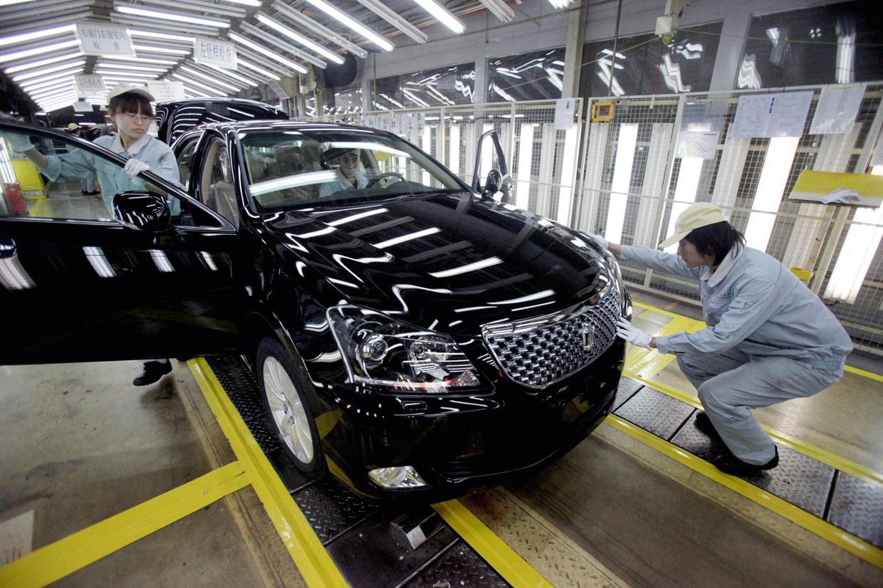 Công nhân làm việc trong một dây truyền sản xuất tại nhà máy của Toyota đặt tại thành phố Thiên Tân, Trung Quốc.
