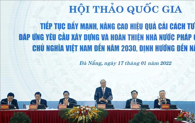 Chủ tịch nước Nguyễn Xuân Phúc cùng lãnh đạo Đảng và Nhà nước chủ trì Hội thảo. Ảnh: Thống Nhất/TTXVN