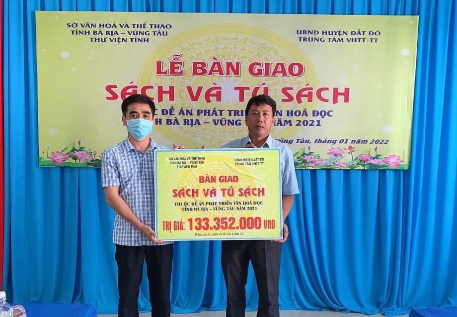 Ông Huỳnh Tới, Phó Giám đốc Thư viện tỉnh bàn giao 8 Tủ sách dân cư cho Trung tâm VH-TT-TT huyện Đất Đỏ.