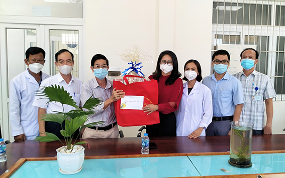 Bà Lê Thị Trang Đài, Chủ tịch UBND huyện Xuyên Mộc cùng Đoàn công tác thăm và chúc Tết cán bộ, y bác sĩ Trung tâm y tế huyện. Ảnh: NGUYỄN THẮNG