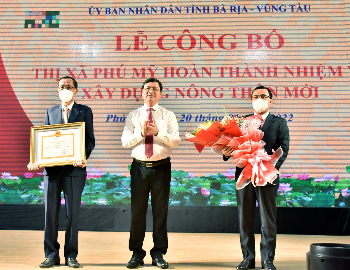 Thừa ủy quyền của Thủ tướng Chính phủ, ông Nguyễn Công Vinh, Phó Chủ tịch UBND tỉnh trao Quyết định công nhận TX.Phú Mỹ hoàn thành nhiệm vụ xây dựng NTM năm 2020.