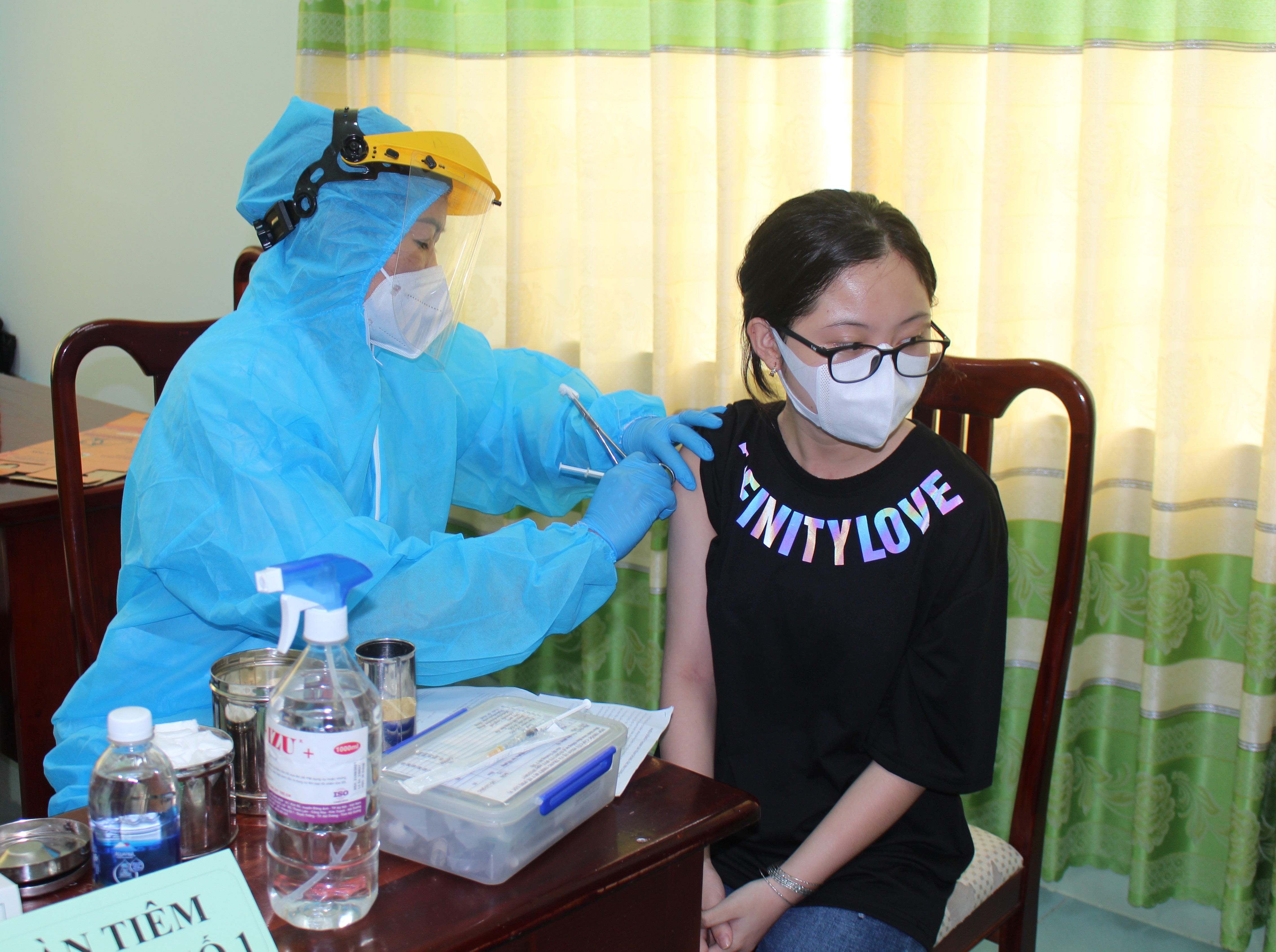 Nhân viên y tế tiêm vắc xin cho trẻ em từ 12 đến 17 tuổi trên địa bàn huyện Long Điền.