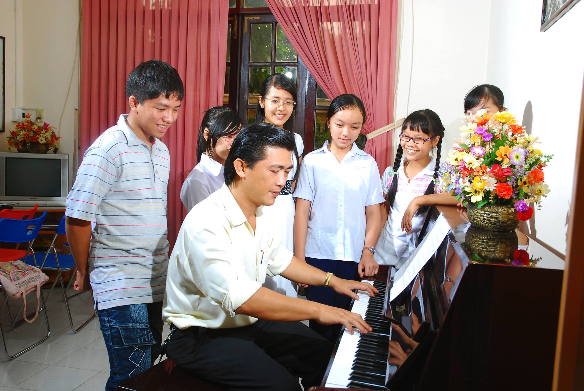 Nhạc sĩ Thiên Toàn hướng dẫn Piano cho học trò thế hệ 9X.