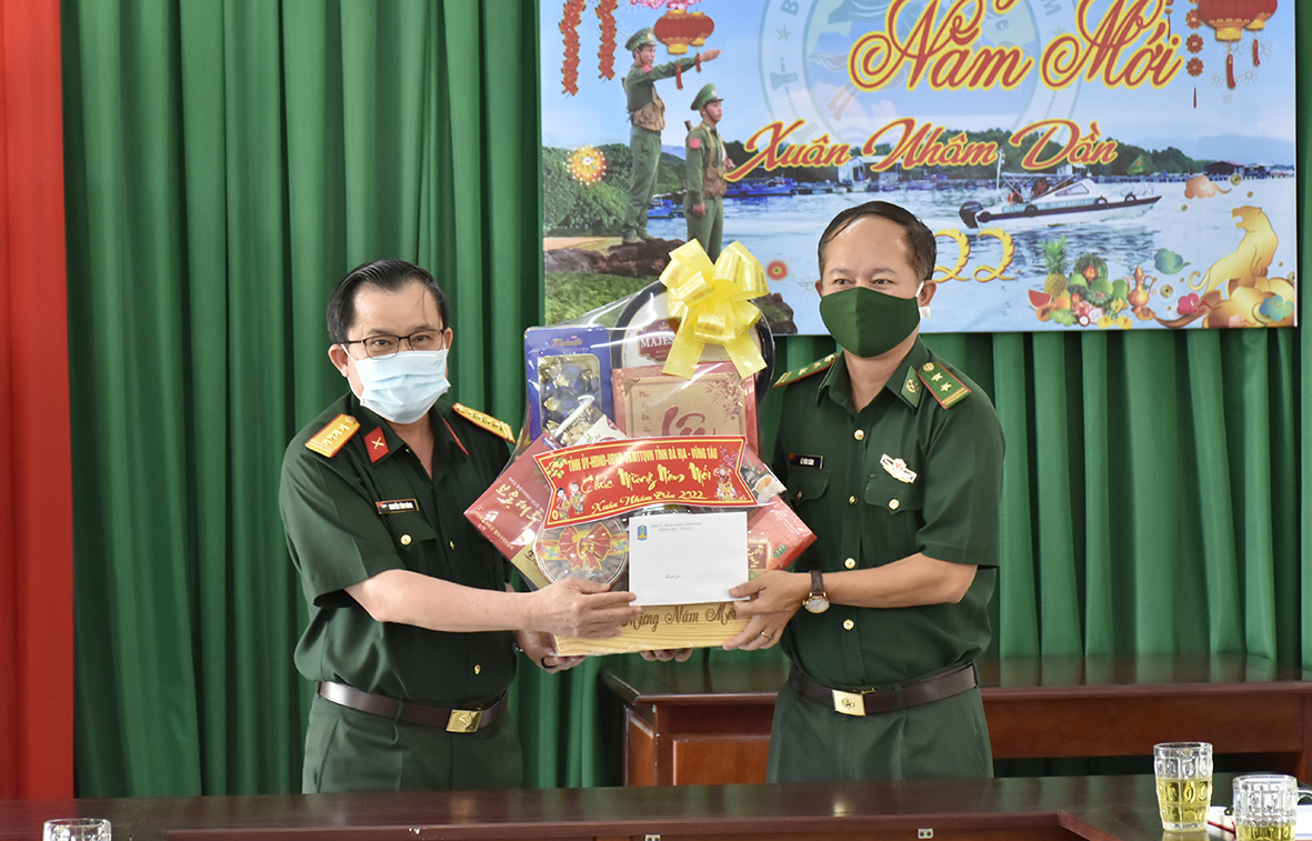 Đại tá Nguyễn Tâm Hùng, Chỉ huy trưởng Bộ CHQS tỉnh trao quà của Tỉnh ủy, HĐND, UBND, UBMTTQ Việt Nam tỉnh cho Đồn Biên phòng 526 Long Sơn.