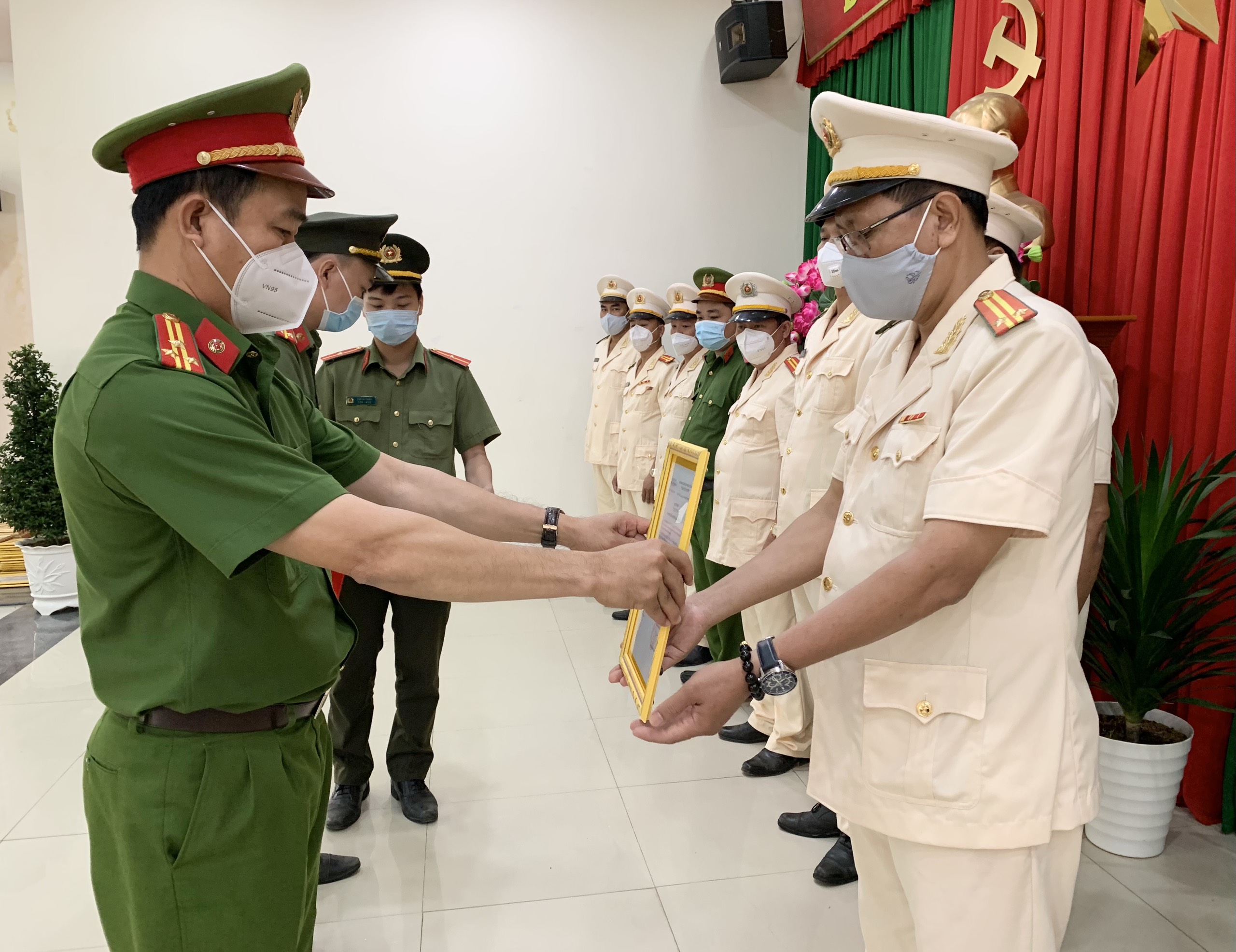 Ông Nguyễn Nguyện Luân, Trưởng Công an huyện Châu Đức trao Quyết định của Bộ trưởng Bộ Công an về tổ chức công an xã chính quy trên địa bàn.