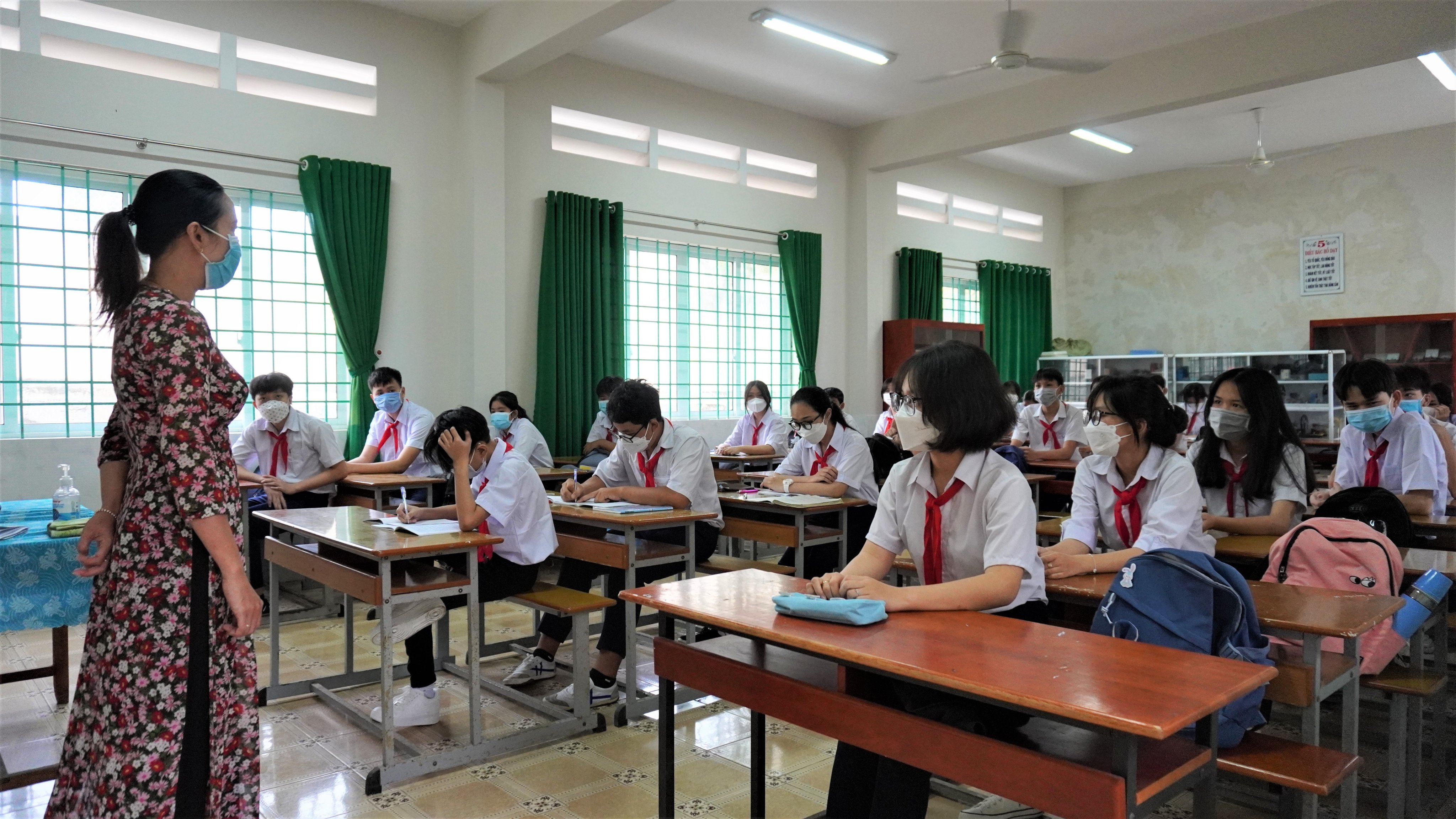 Trường THCS Mạc Đĩnh Chi (huyện Long Điền) nhắc nhở các quy định về công tác phòng, chống dịch cho HS. Ảnh: NHUNG HOA