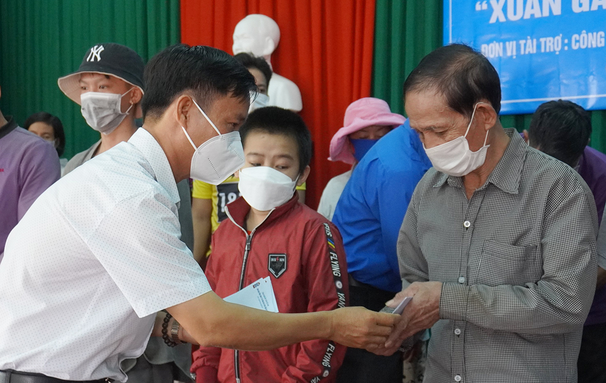 Ông Lê Anh Quỳnh, Giám đốc Nhà Văn hóa Thanh niên tỉnh trao quà tới người nghèo trên địa bàn xã Xuân Sơn, huyện Châu Đức.