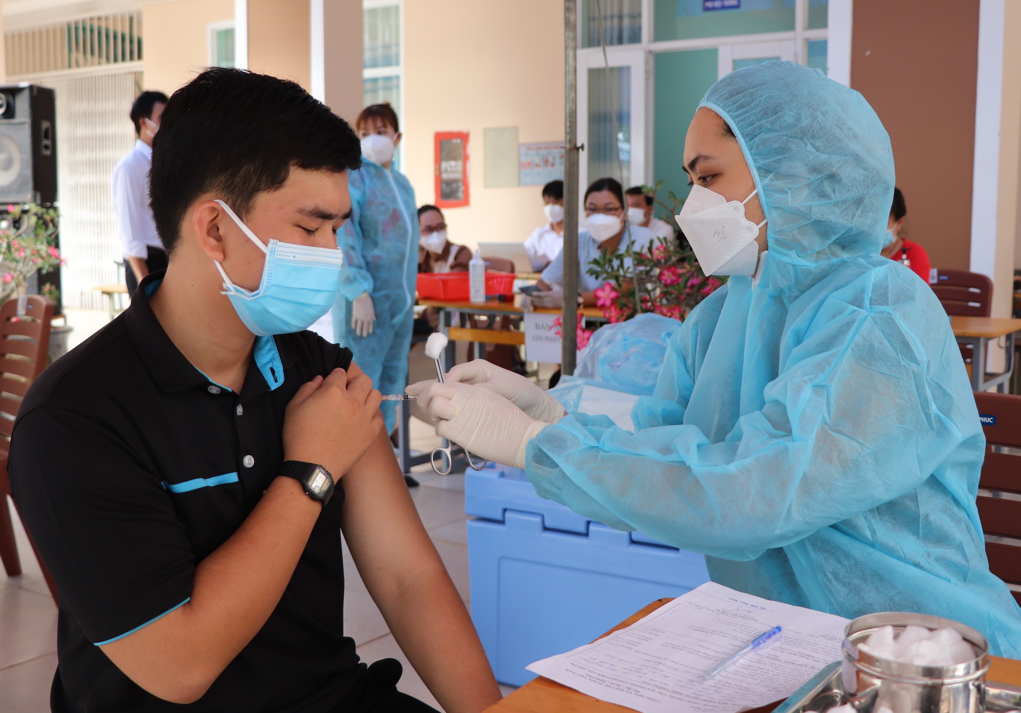 Nhân viên y tế tiêm vắc xin phòng COVID-19 (mũi 2) cho đối tượng từ 15-17 tuổi tại huyện Châu Đức. ẢNH: ĐINH HÙNG.