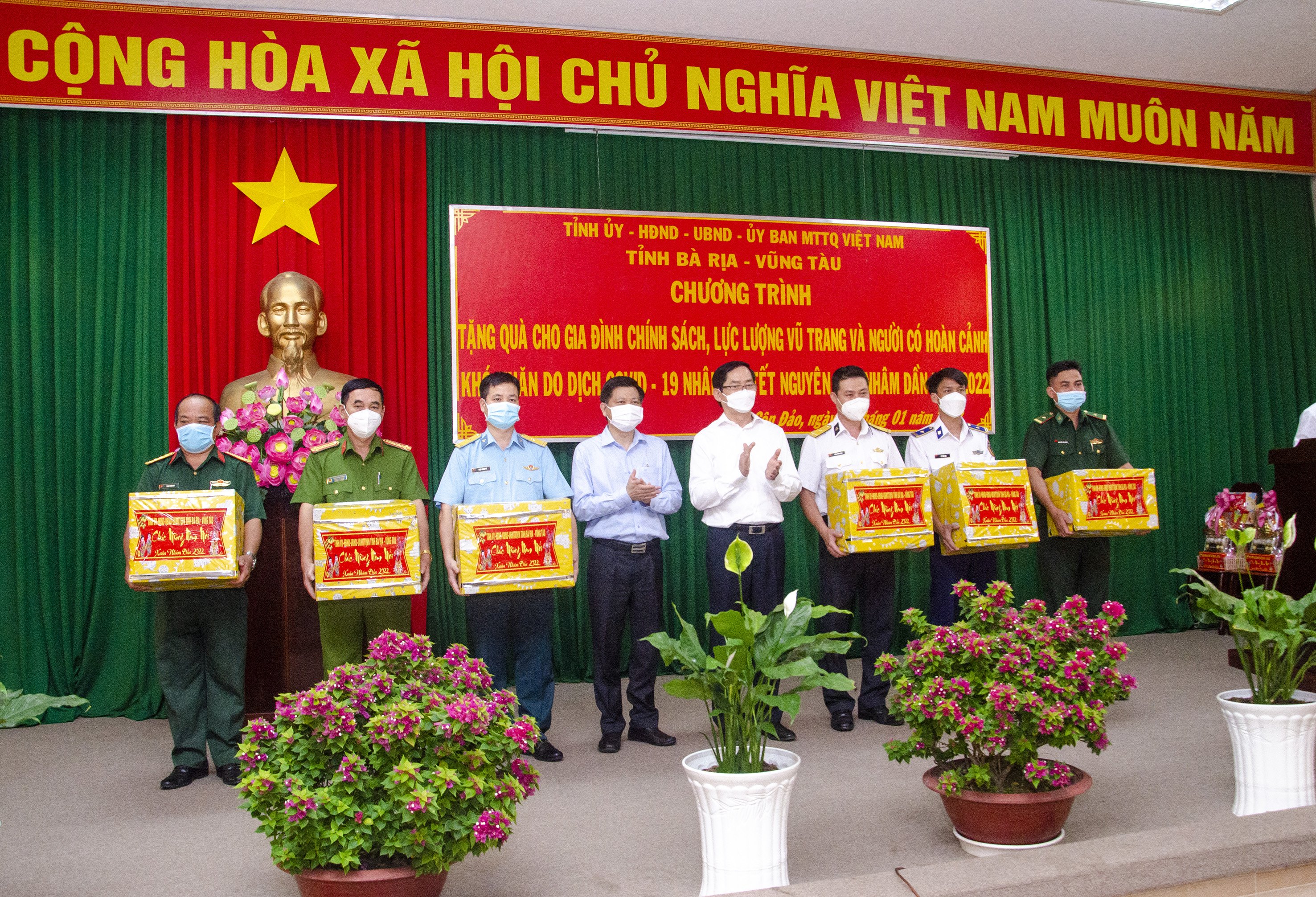 Đoàn công tác chúc Tết và tặng quà cán bộ, chiến sĩ các lực lượng vũ trang trên địa bàn huyện Côn Đảo.