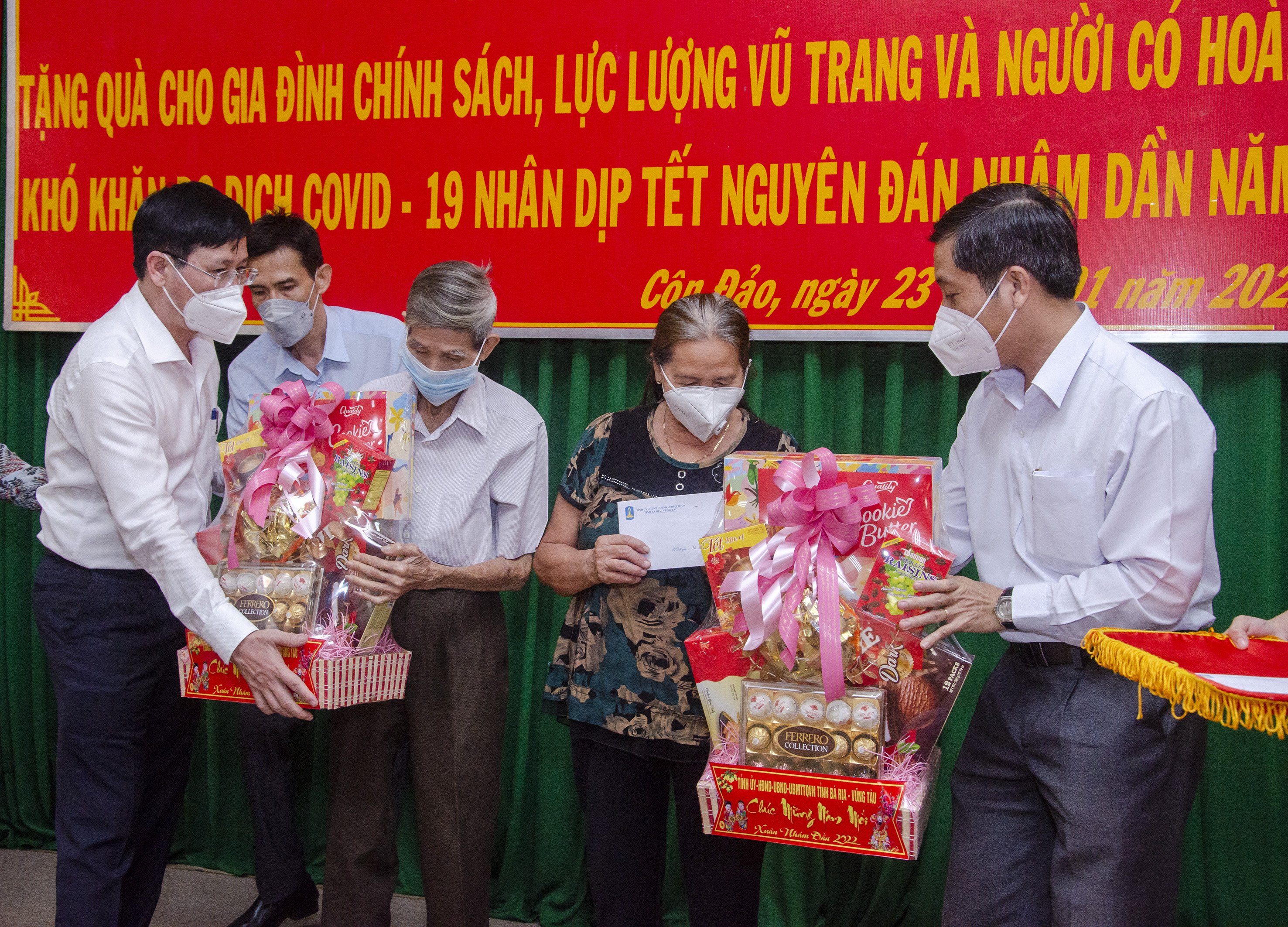 Ông Lê Ngọc Khánh, Phó Chủ tịch UBND tỉnh (bìa trái) và ông Nguyễn Kế Toại chúc Tết và tặng quà các gia đình chính sách của huyện Côn Đảo.