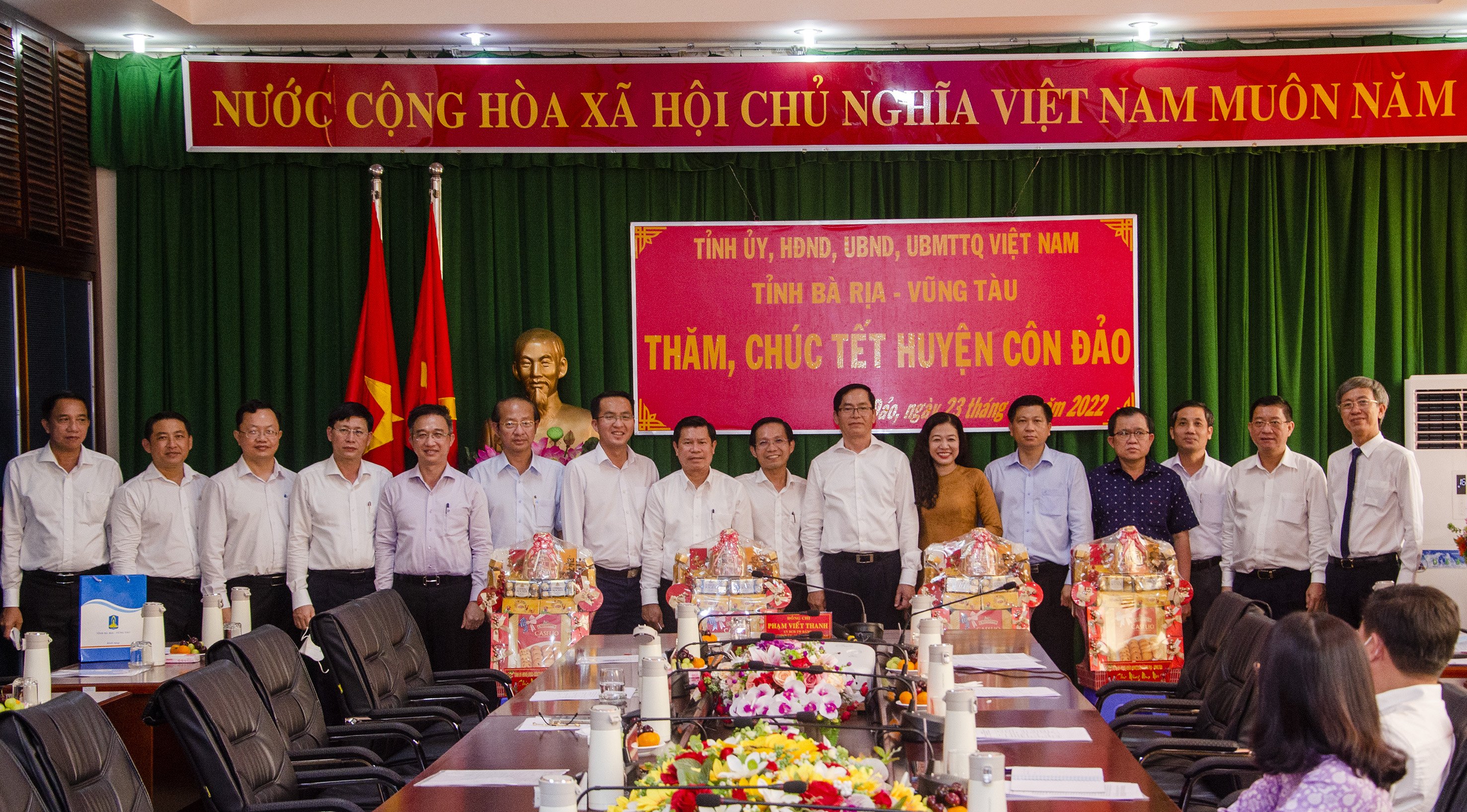 Lãnh đạo Tỉnh ủy, HĐND, UBND, UBMTTQ Việt Nam tỉnh chúc Tết và tặng quà lãnh đạo huyện Côn Đảo.