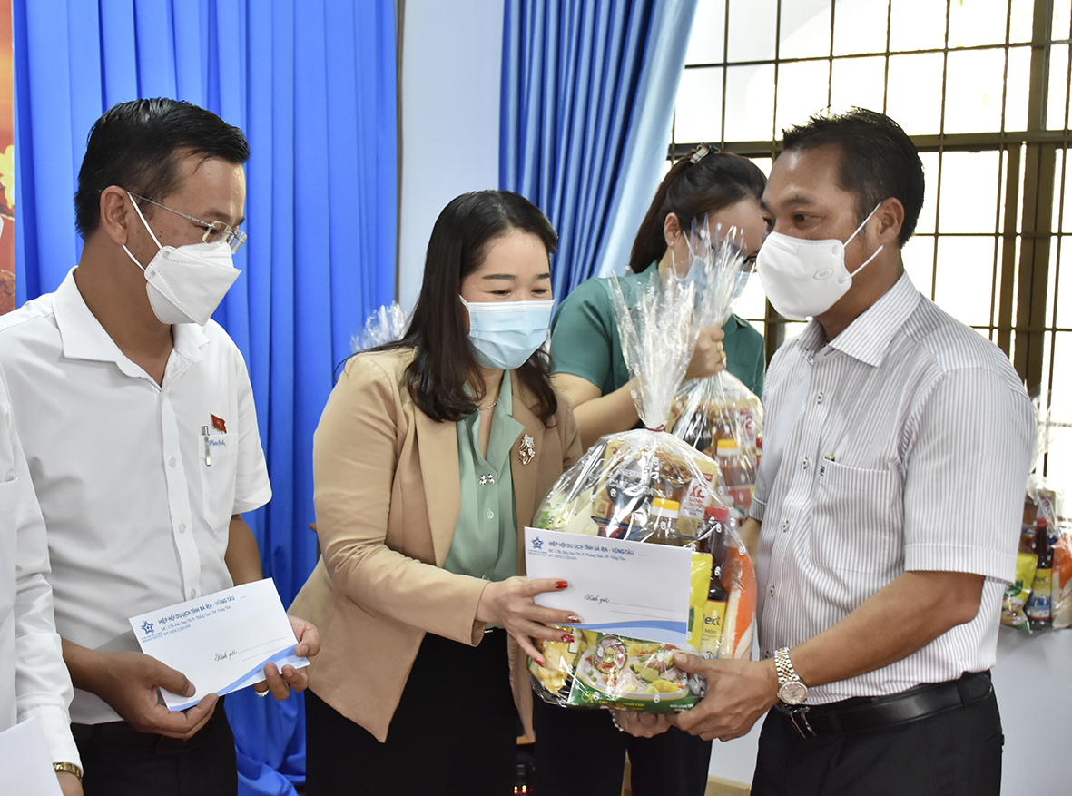 Ông Phạm Ngọc Hải, Chủ tịch HHDL trao tặng quà cho đại diện MTTQ các xã, phường để chuyển đến người khó khăn, người nghèo.