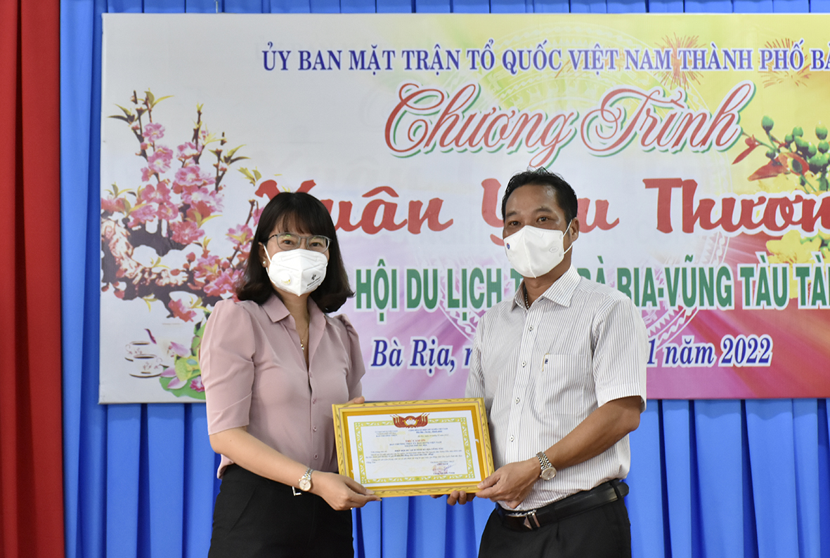 Bà Lương Thị Kiều Trang, Chủ tịch UBMTTQ Việt Nam TP.Bà Rịa trao Thư cảm ơn cho ông Phạm Ngọc Hải, Chủ tịch HHDL tỉnh.