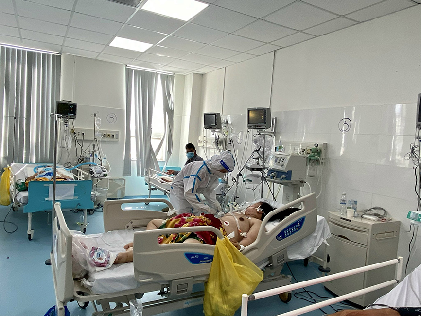 Ngành y tế nỗ lực kiểm soát các trường hợp nhiễm COVID-19 chuyển nặng và tử vong. Trong ảnh: Bác sĩ điều trị bệnh nhân nặng tại Bệnh viện Vũng Tàu.