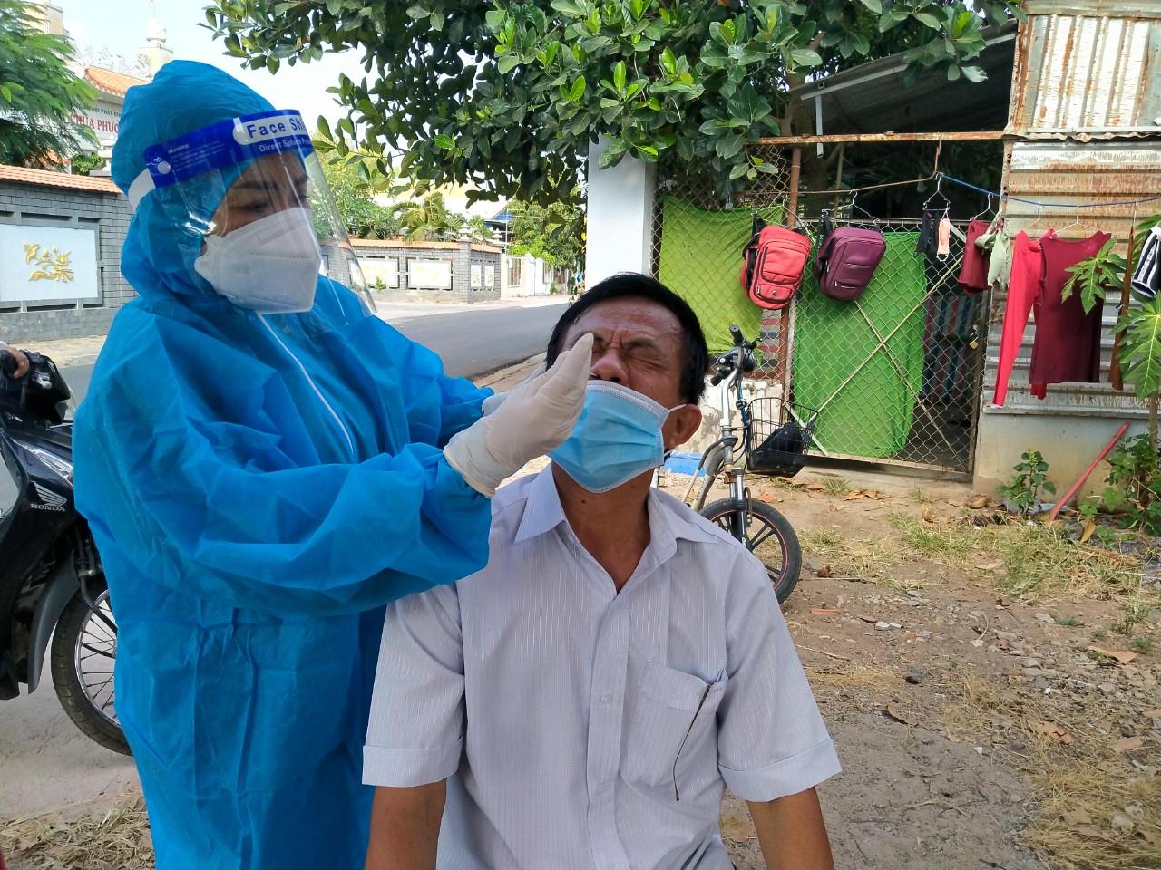 Nhân viên y tế lấy mẫu xét nghiệm COVID-19 cho người dân tại Trạm Y tế TT. Phước Bửu, huyện Xuyên Mộc. Ảnh: THANH HỒNG