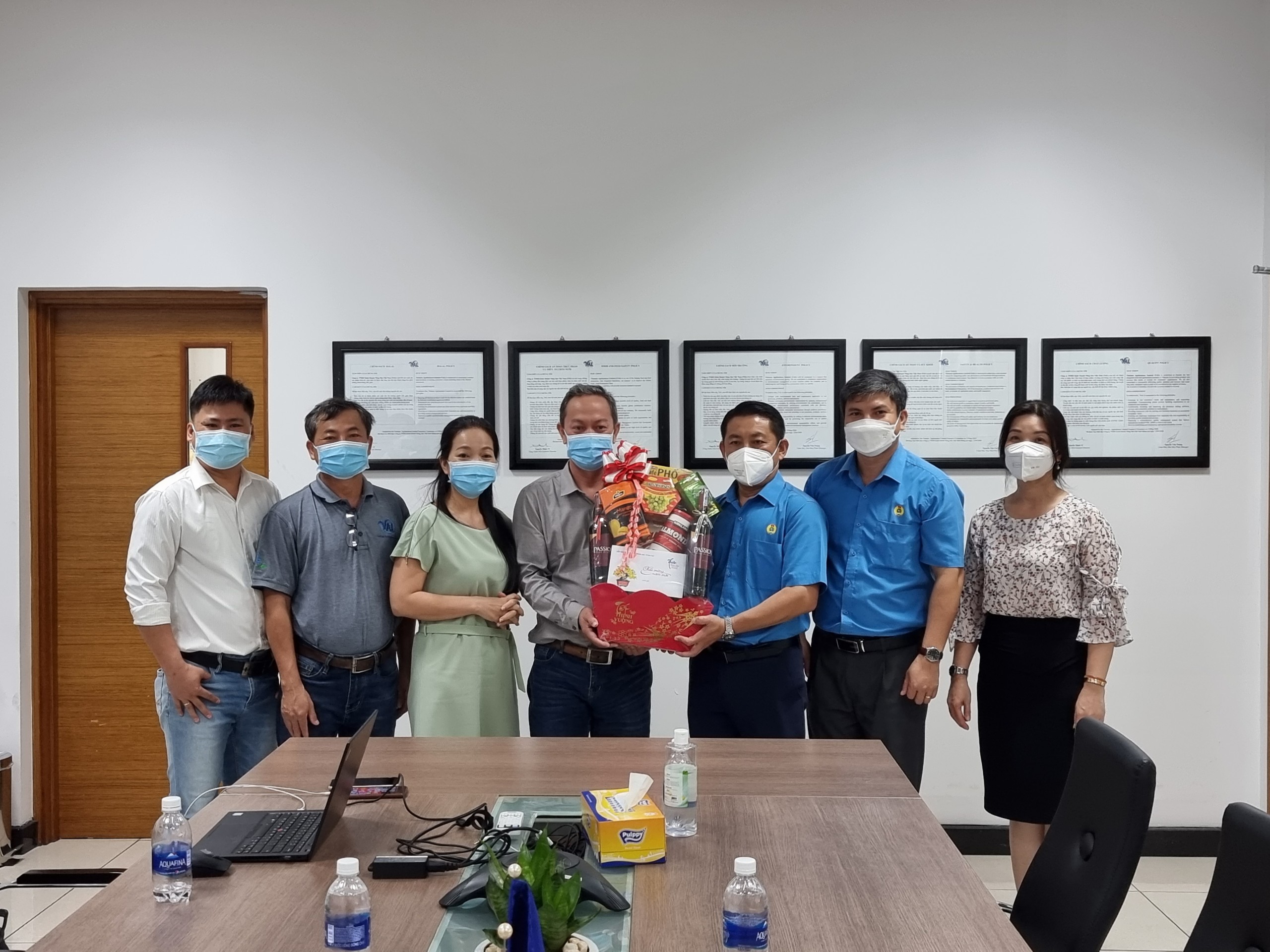 Ông Huỳnh Sơn Tuấn, Chủ tịch LĐLĐ tỉnh chúc thăm và chúc Tết Công ty TNHH Kinh Doanh Nông Sản Việt Nam.