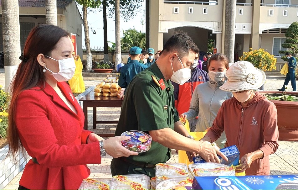 Đại diện Ban CHQS huyện Long Điền và các nhà tài trợ trao quà Tết cho các hộ dân có hoàn cảnh khó khăn tại chương trình “Tết quân - dân, phiên chợ Xuân 0 đồng”.