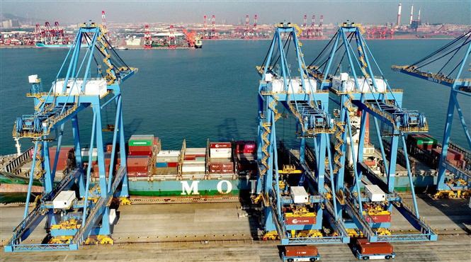 Bốc dỡ hàng hóa tại cảng Thanh Đảo, tỉnh Sơn Đông, Trung Quốc.