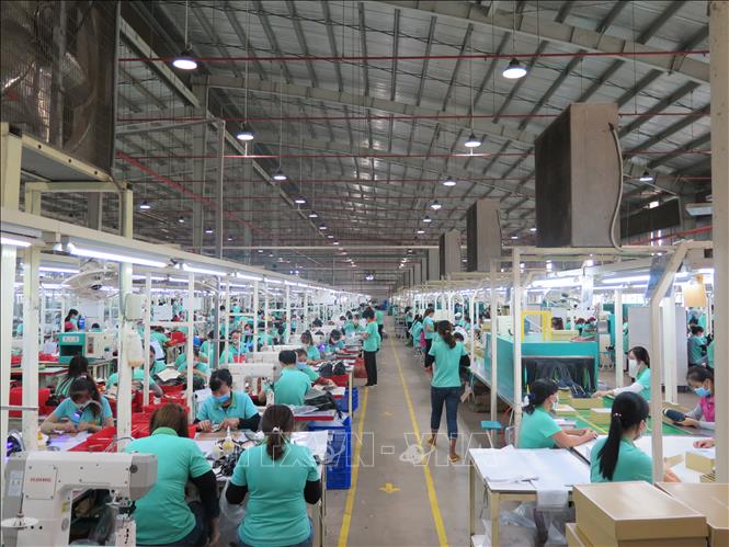 Công nhân Công ty TNHH Victory International (Việt Nam) trong giờ làm việc. (Ảnh minh họa)