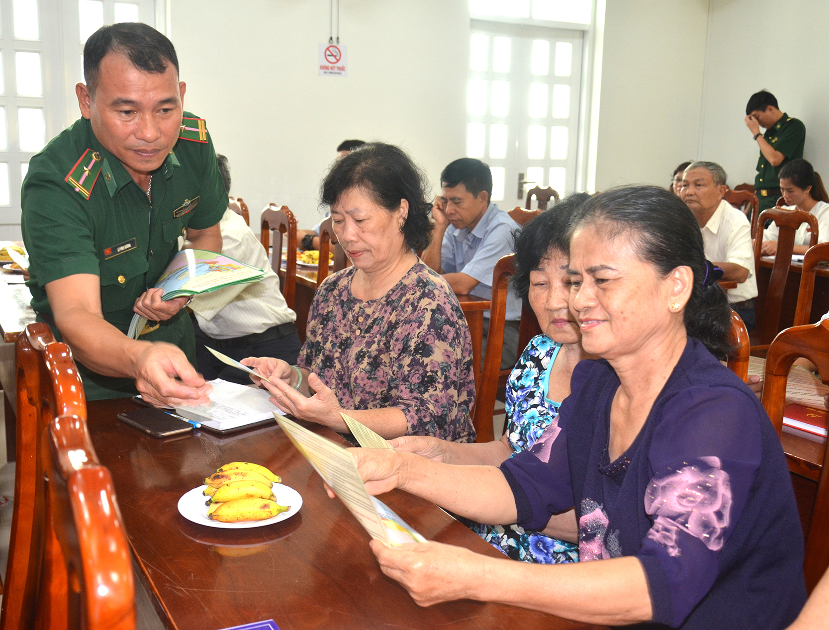 Cán bộ, chiến sĩ Đồn Biên phòng Bến Đá phát tờ rơi tuyên truyền về Luật Biển năm 1982 cho người dân  phường 4 (TP. Vũng Tàu).