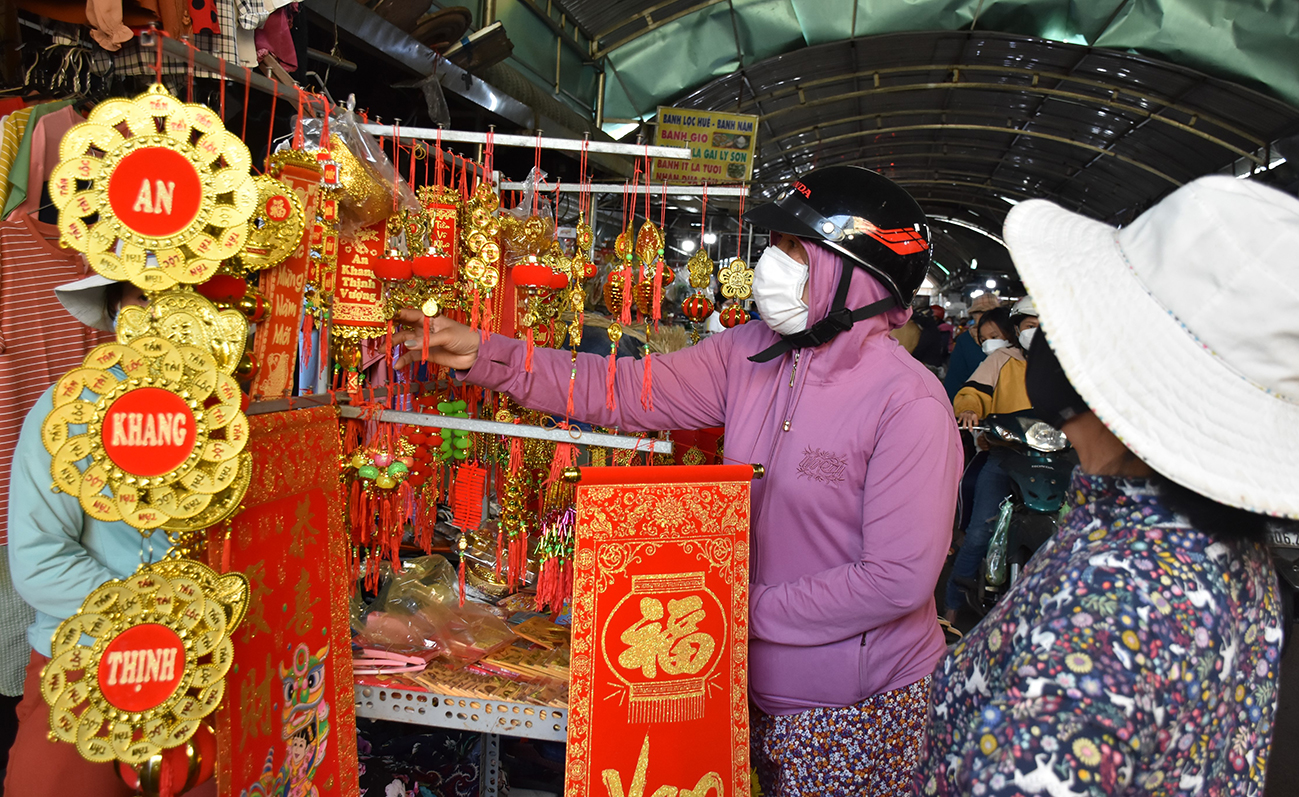 Người dân lựa dây trang trí, bao lì xì tại chợ Ngãi Giao (huyện Châu Đức).