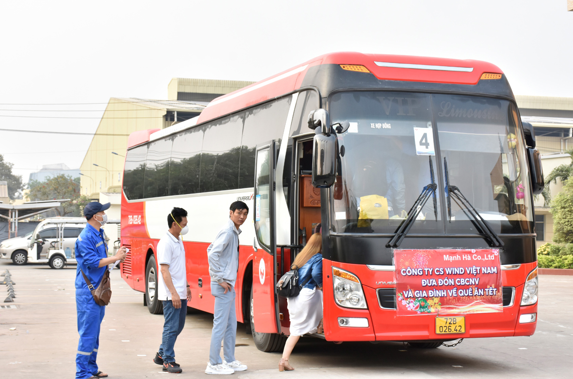 Công nhân Công ty CS Wind Việt Nam lên xe về quê sum họp gia đình, đón Tết.