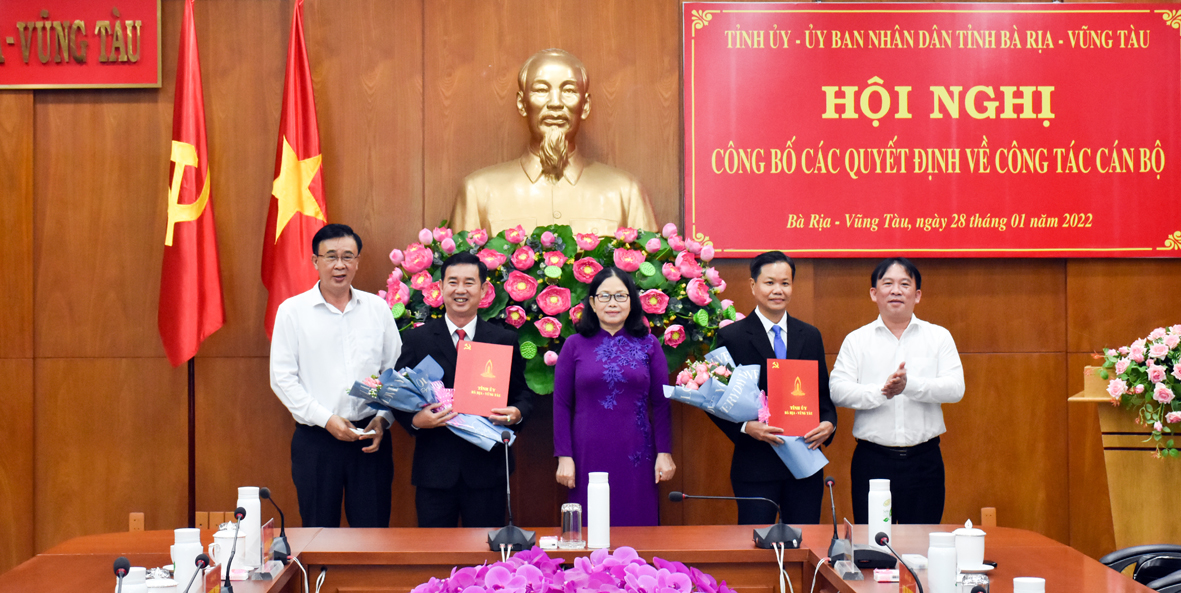 Bà Nguyễn Thị Yến, Phó Bí thư Thường trực Tỉnh ủy, Trưởng Đoàn ĐBQH tỉnh và lãnh đạo Ban Nội chính Tỉnh ủy, Ban Dân vận Tỉnh ủy trao Quyết định và tặng hoa chúc mừng ông Nguyễn Văn Lâm và ông Nguyễn Thái Bình.