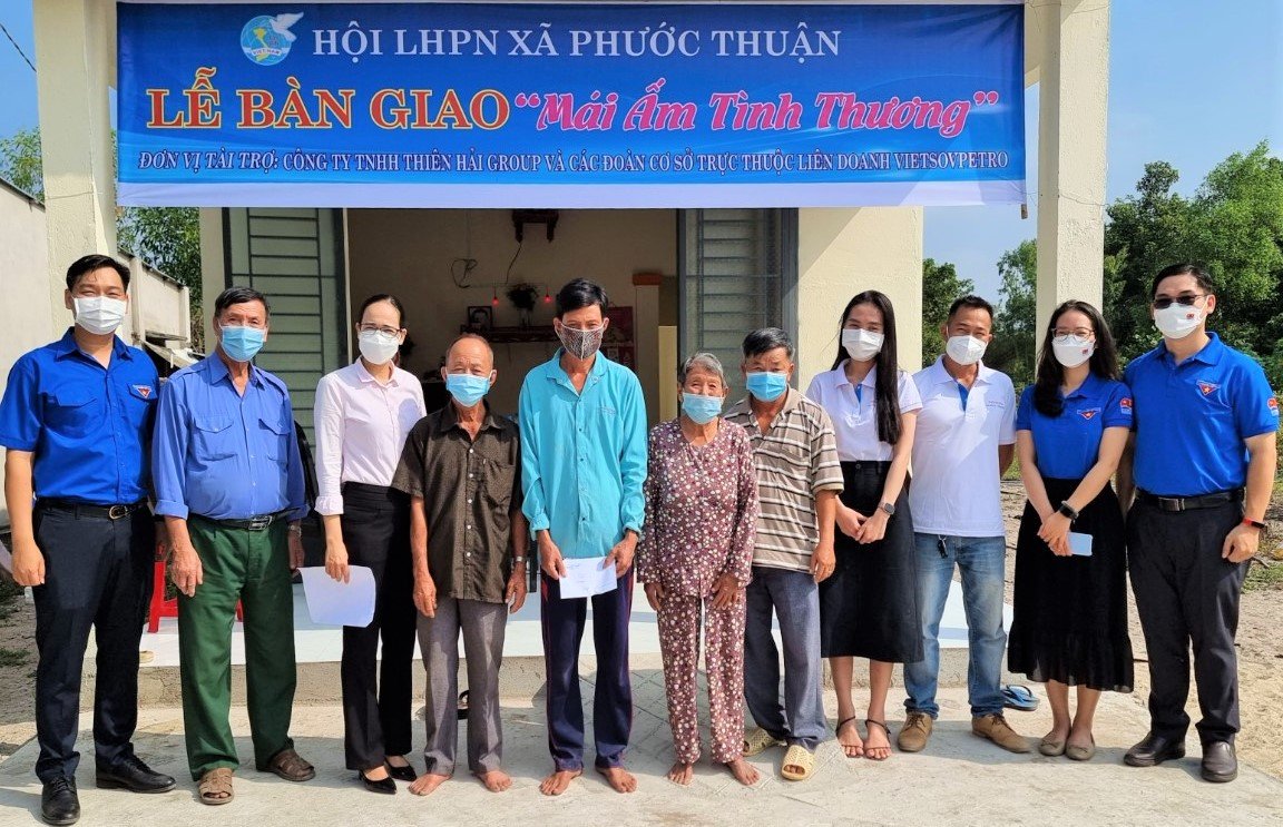  Đại diện Hội LHPN xã Phước Thuận, Công ty TNHH Thiên Hải Group và các Đoàn cơ sở thuộc Liên doanh Vietsovpetro bàn giao “Mái ấm tình thương” cho gia đình bà Nguyễn Thị Quận.