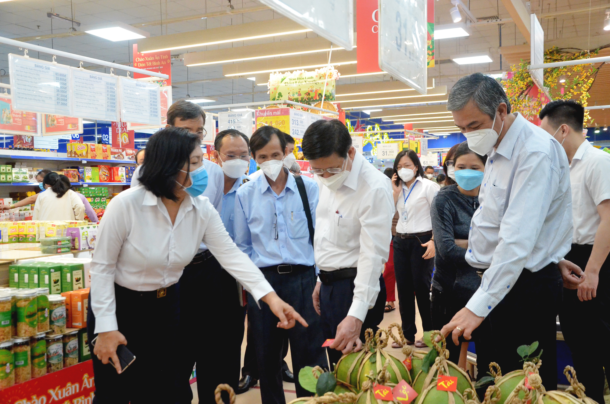 Ông Lê Ngọc Khánh (giữa), Phó Chủ tịch UBND tỉnh khảo sát tình hình cung ứng hàng hóa tại Co.op Mart Bà Rịa.