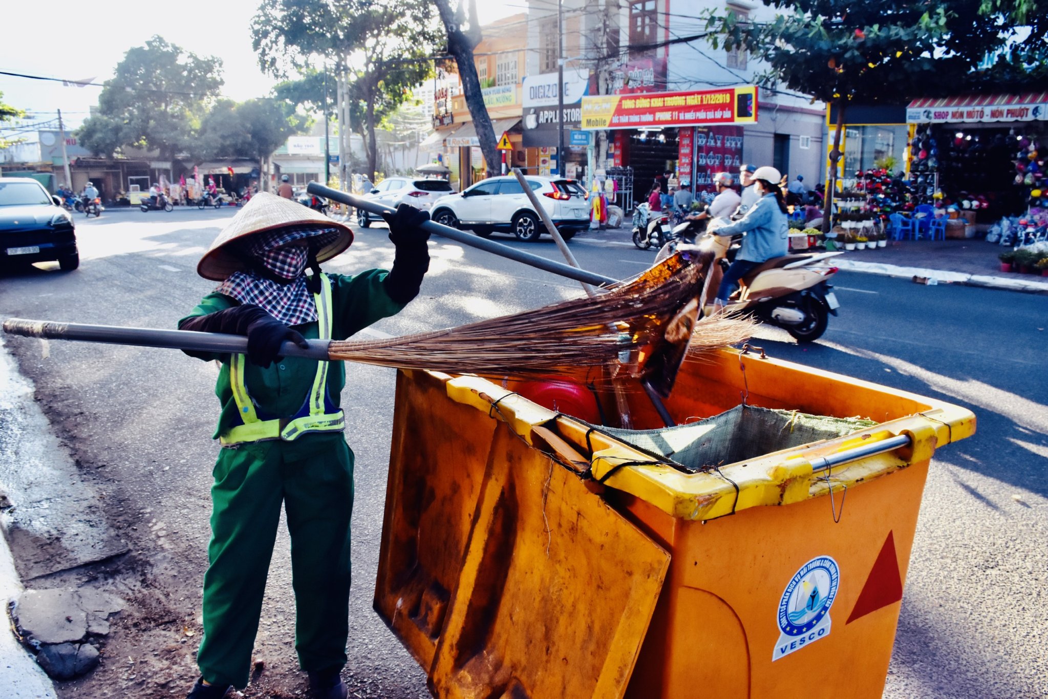 Hai ngày cận Tết là thời điểm phát sinh rác thải sinh hoạt nhiều nhất trong năm, Công ty Vesco phải huy động khoảng 600 công nhân cùng thu gom và vận chuyển rác để rác không bị ứ đọng trong khu dân cư