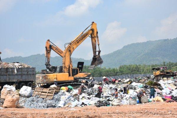 Công ty TNHH Kbec Vina cũng bố trí nhân lực và phương tiện để xử lý rác kịp thời. Trong ảnh: Tiếp nhận rác thải sinh hoạt tại khu xử lý chất thải tập trung 100ha xã Tóc Tiên (TX. Phú Mỹ)