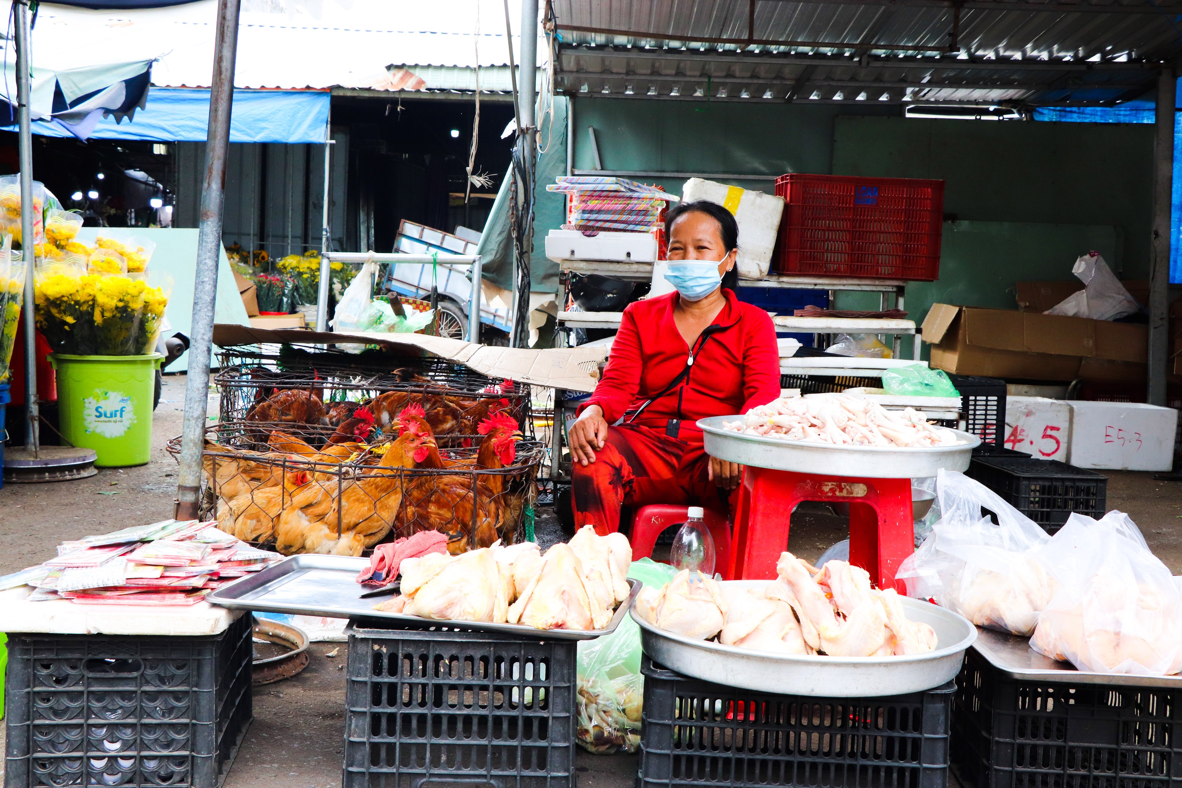 Bà Nguyễn Thị Ngọc Lan (tiểu thương chợ Ngãi Giao) cho biết, gà ta có giá bán từ 110-120 ngàn đồng/kg (tùy gà trống hay gà mái).