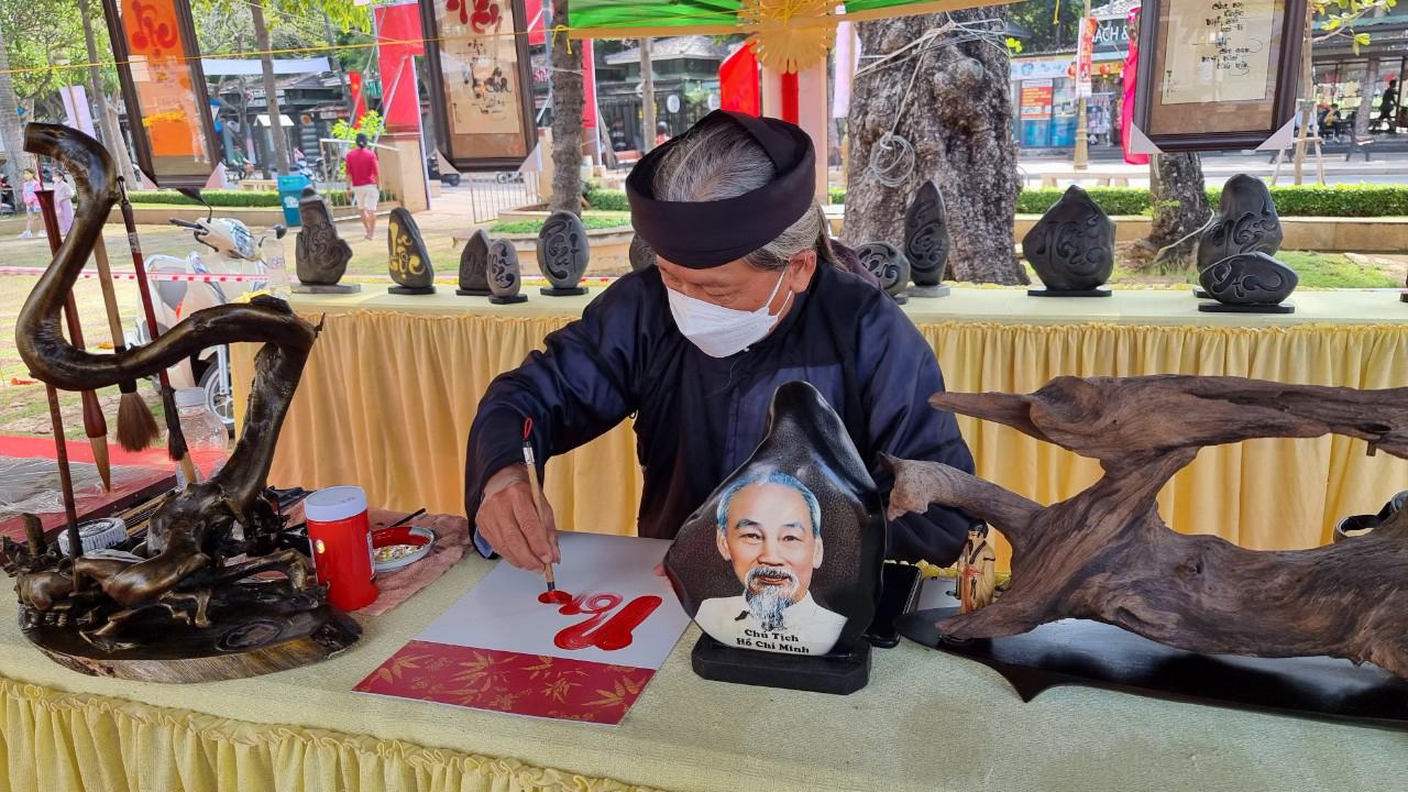 Trong khuôn khổ triển lãm gốm sứ còn có hoạt động viết thư pháp, trưng bày đá cảnh, cây cảnh.