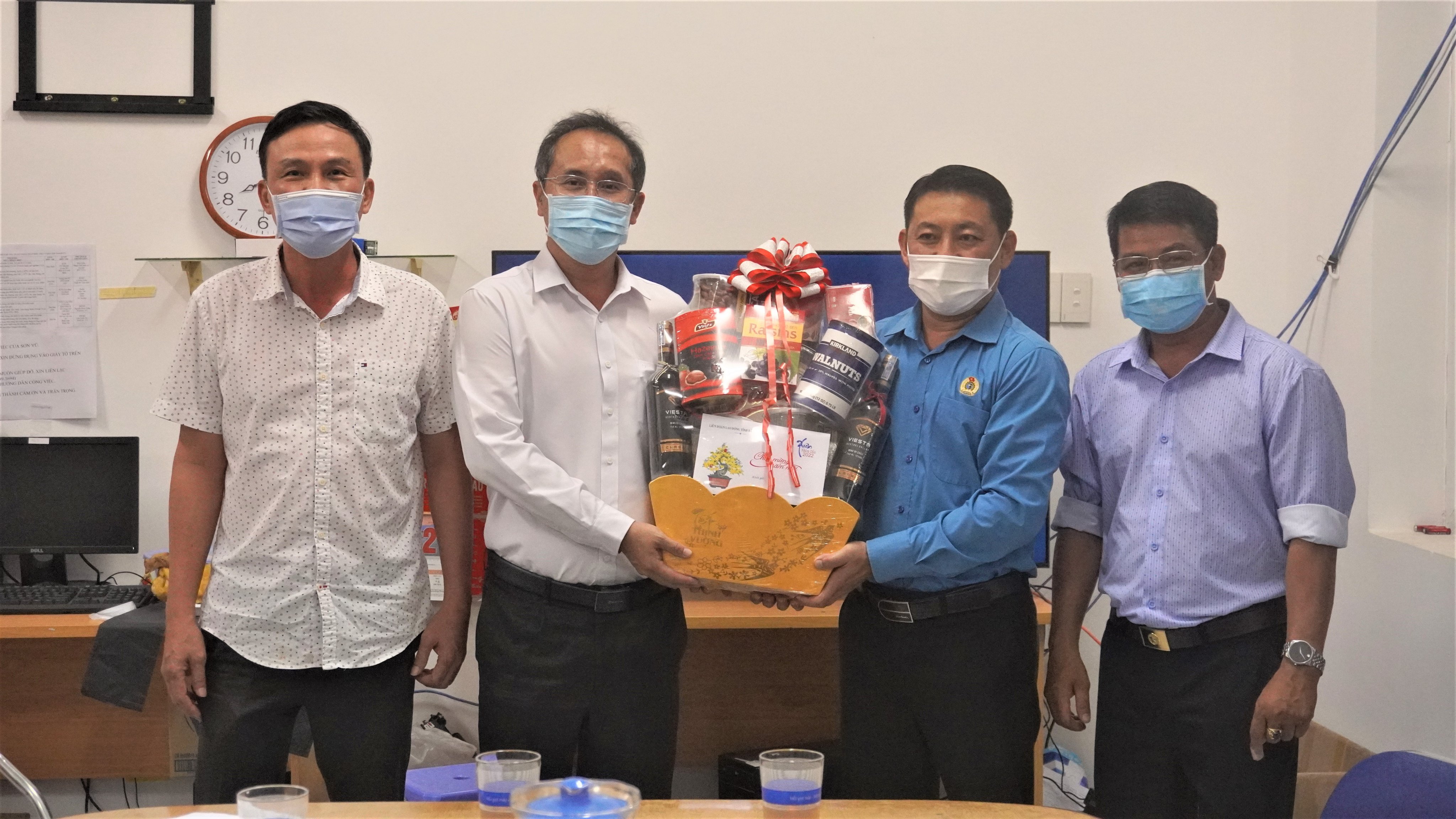 LĐLĐ tỉnh thăm, chúc Tết các lực lượng y bác sĩ làm việc trong đêm giao thừa tại bệnh viện dã chiến trường Cao đẳng Dầu khí (phường Long Toàn, TP. Bà Rịa)