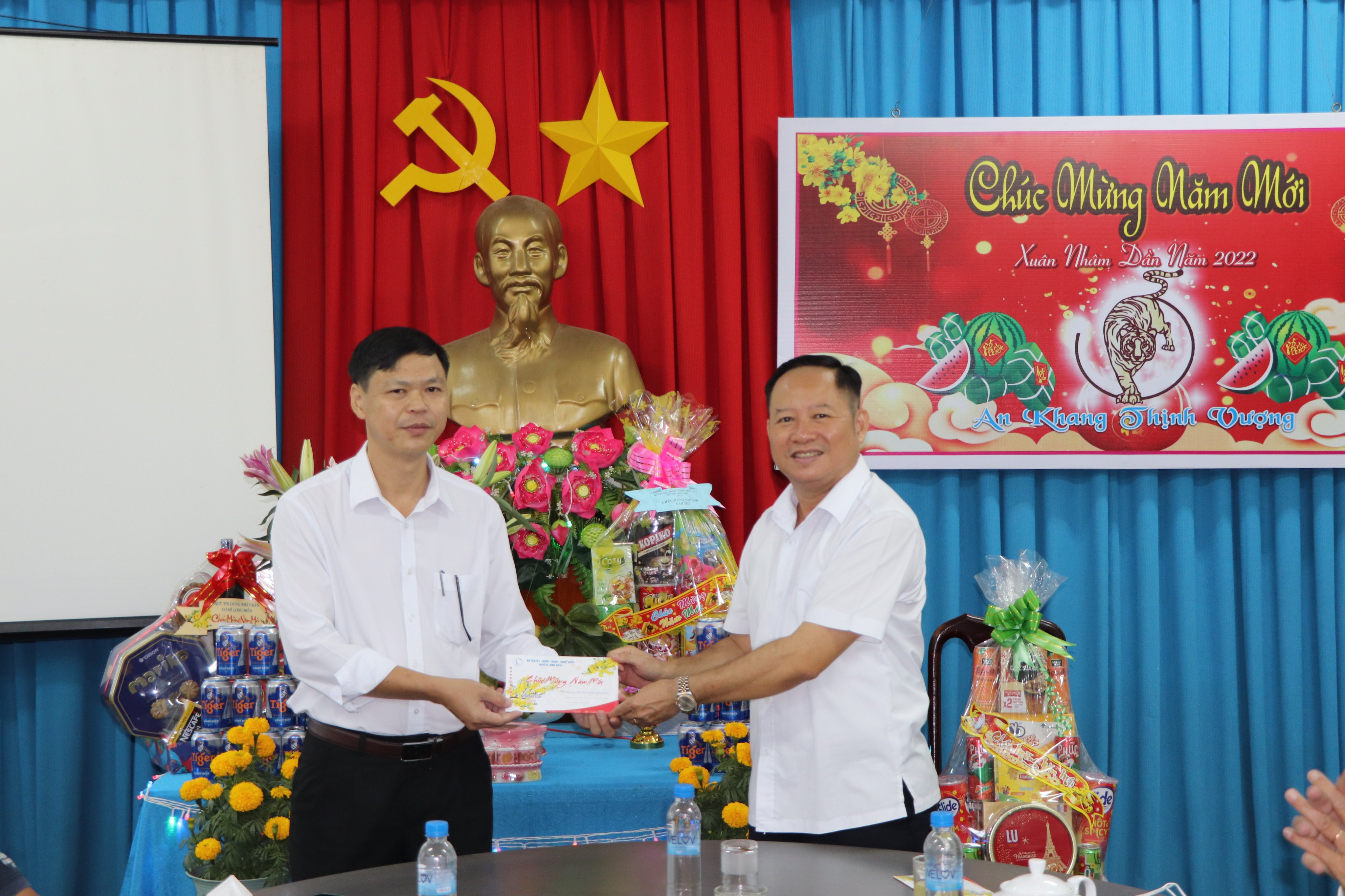 Bí thư Huyện ủy Lê Ngọc Linh chúc Tết cán bộ, chiến sĩ Ban CHQS huyện Long Điền.