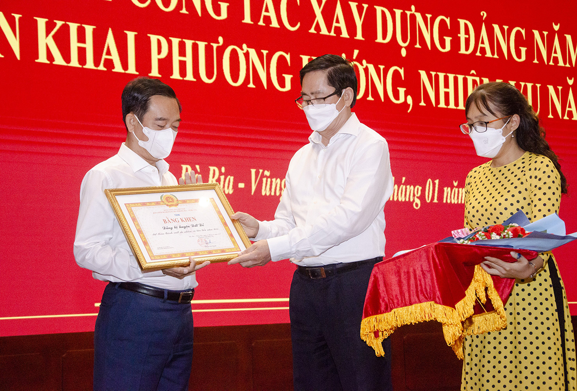 Ông Phạm Viết Thanh, Ủy viên Trung ương Đảng, Bí thư Tỉnh ủy, Chủ tịch HĐND tỉnh tặng Bằng khen “Hoàn thành xuất sắc nhiệm vụ tiêu biểu” năm 2021 của Ban Chấp hành Đảng bộ tỉnh cho Đảng bộ huyện huyện Đất Đỏ. Ảnh: BẢO KHÁNH