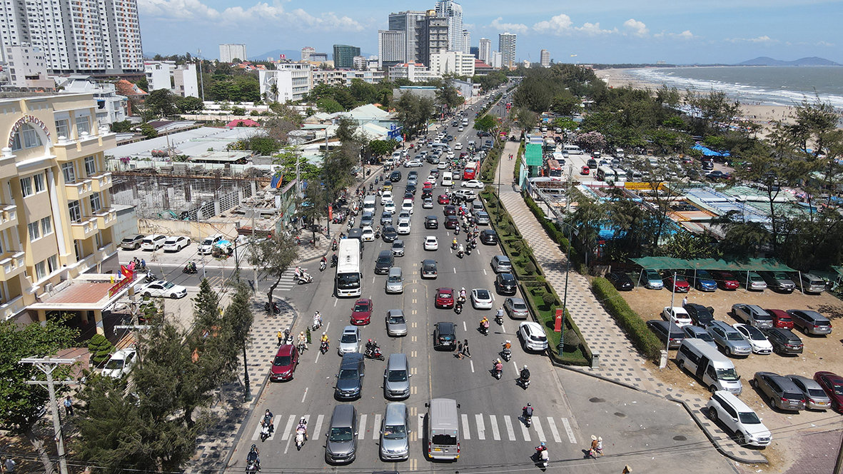 Đường Thùy Vân, Bãi Sau nườm nượp xe cộ trong ngày mùng 4 Tết.