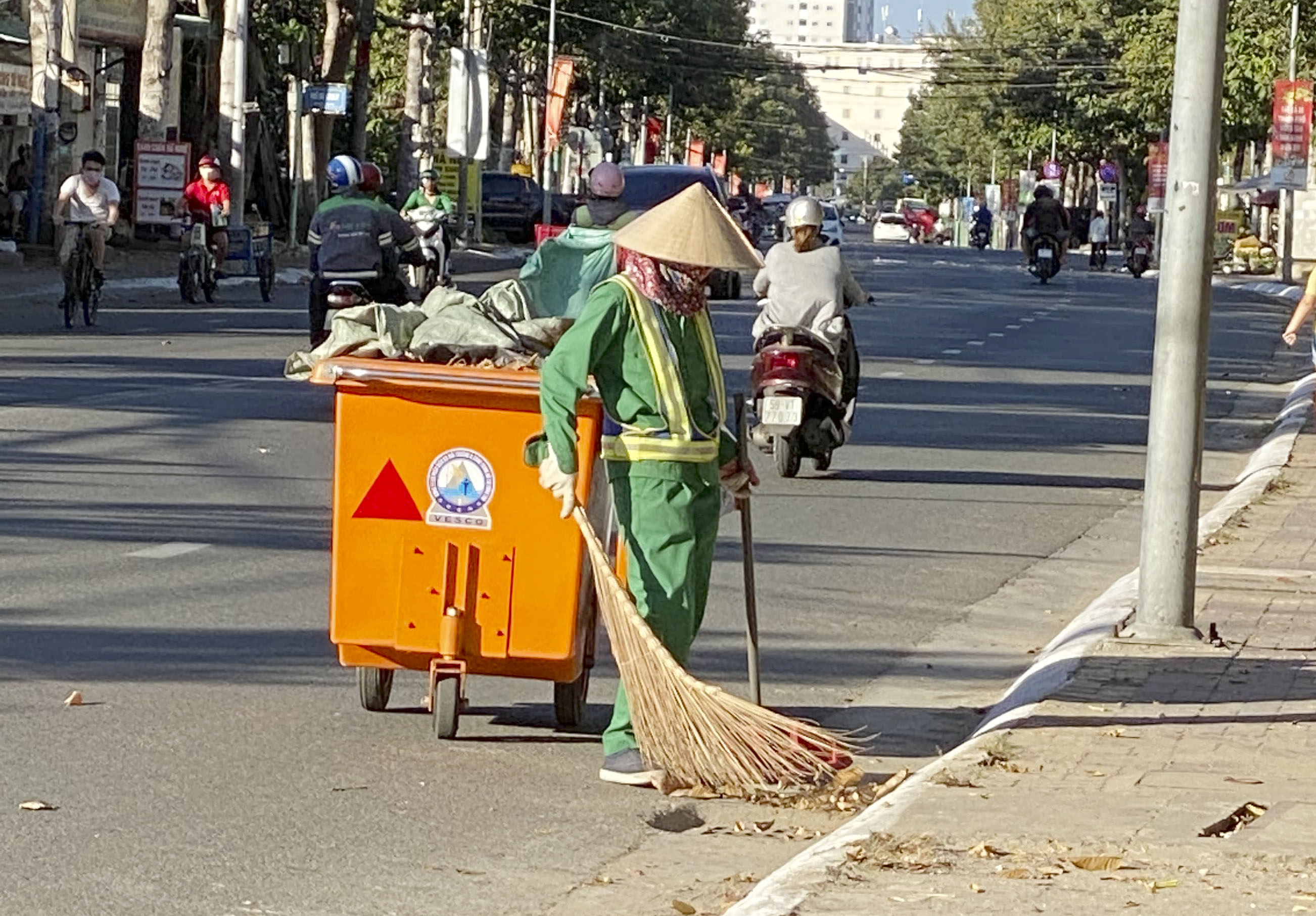 Công nhân vệ sinh môi trường VESCO quét dọn, thu gom rác trên đường Võ Thị Sáu (TP. Vũng Tàu).