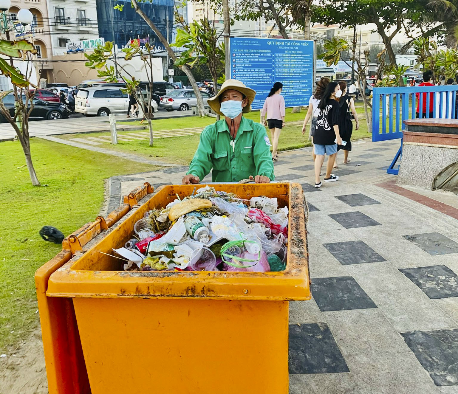 Lượng rác trong những ngày Tết tăng rất nhiều so với ngày thường, đặc biệt ở nơi tập trung nhiều nhà hàng và quán ăn.