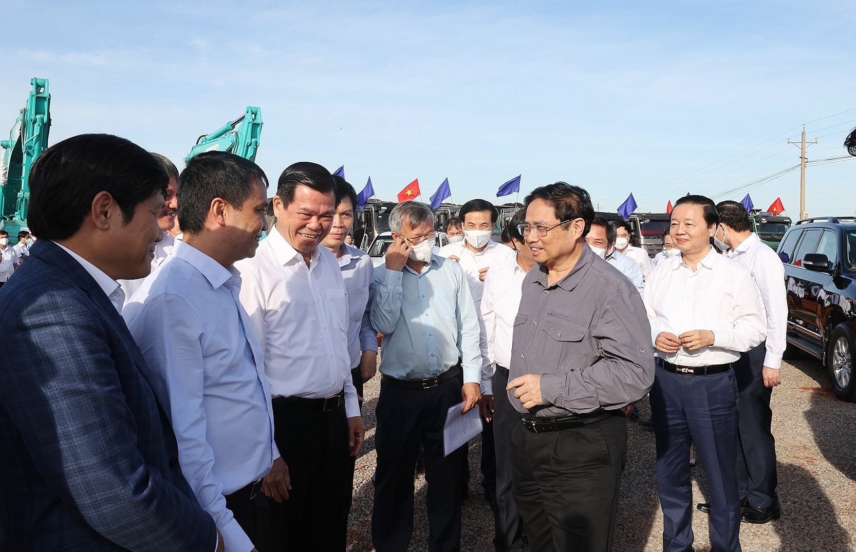 Thủ tướng Phạm Minh Chính thăm cán bộ, kỹ sư, công nhân đang thi công Dự án Cảng hàng không quốc tế Long Thành. Ảnh: DƯƠNG GIANG