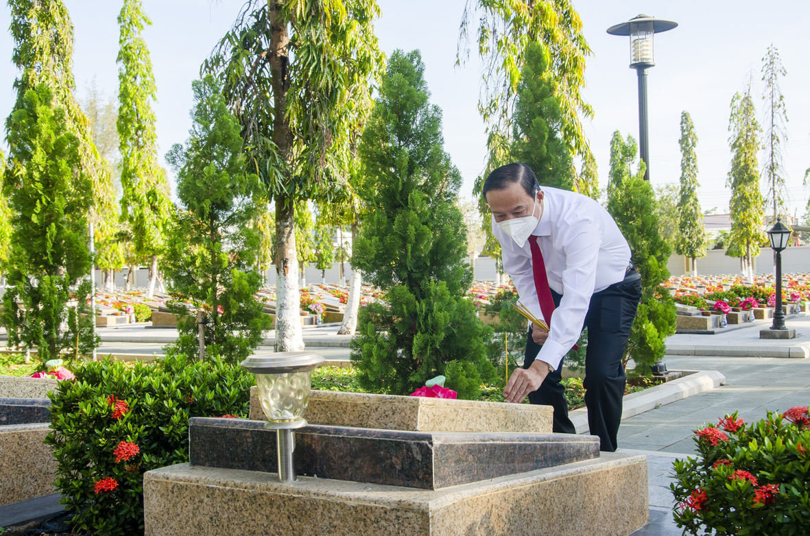 Ông Nguyễn Văn Thọ, Phó Bí thư Tỉnh ủy, Chủ tịch UBND tỉnh thắp hương tại các phần mộ liệt sĩ.