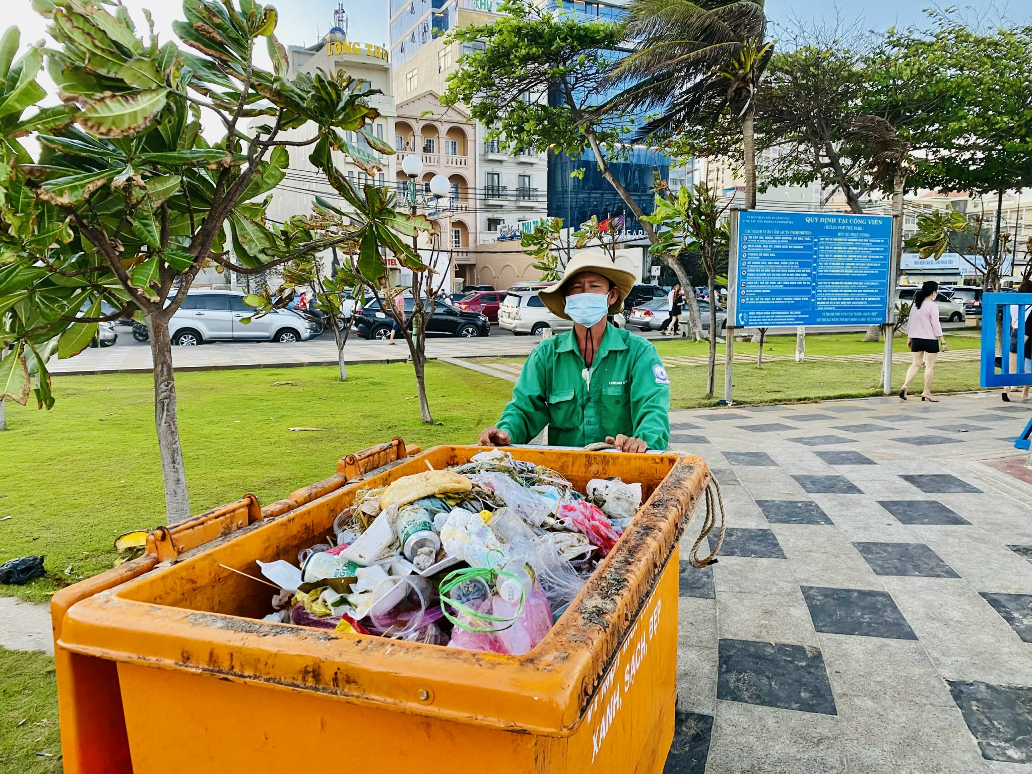 Công nhân Công ty CP Dịch vụ môi trường và Công trình đô thị Vũng Tàu thu gom rác thải.