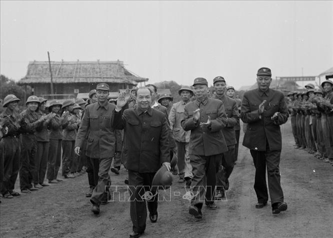 Tổng Bí thư Trường Chinh chúc Tết bộ đội Trường Sơn, Xuân Giáp Dần 1974.