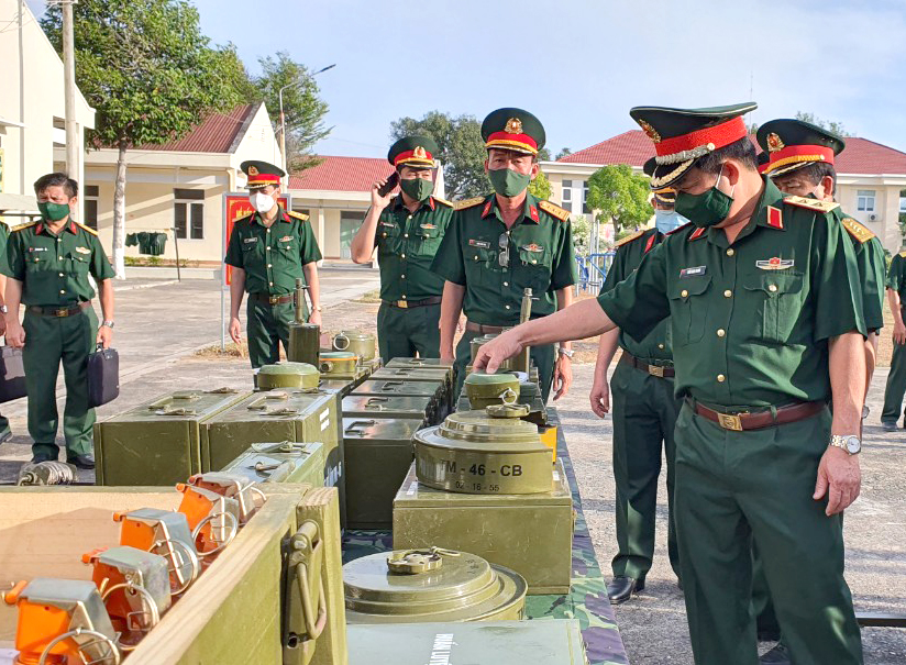 Trung tướng Trần Hoài Trung, Chính ủy Quân khu 7 kiểm tra công tác chuẩn bị các loại vũ khí phục vụ cho công tác huấn luyện chiến sĩ mới năm 2022 tại Trung đoàn Minh Đạm.