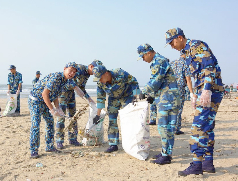 Đoàn viên thanh niên Lữ đoàn 171, Vùng 2 Hải quân dọn vệ sinh, thu gom rác thải tại khu vực Cửa Lấp, phường 12, TP. Vũng Tàu.