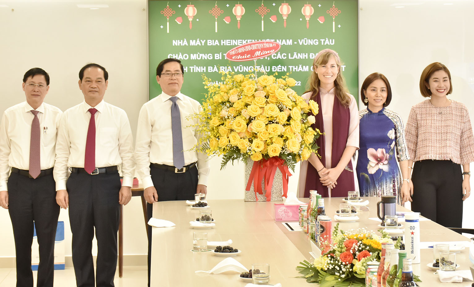 Ông Phạm Viết Thanh, Ủy viên Trung ương Đảng, Bí thư Tỉnh ủy, Chủ tịch HĐND tỉnh và lãnh đạo tỉnh tặng hoa  chúc mừng đại diện Công ty TNHH Nhà máy Bia Heineken Việt Nam-Vũng Tàu.