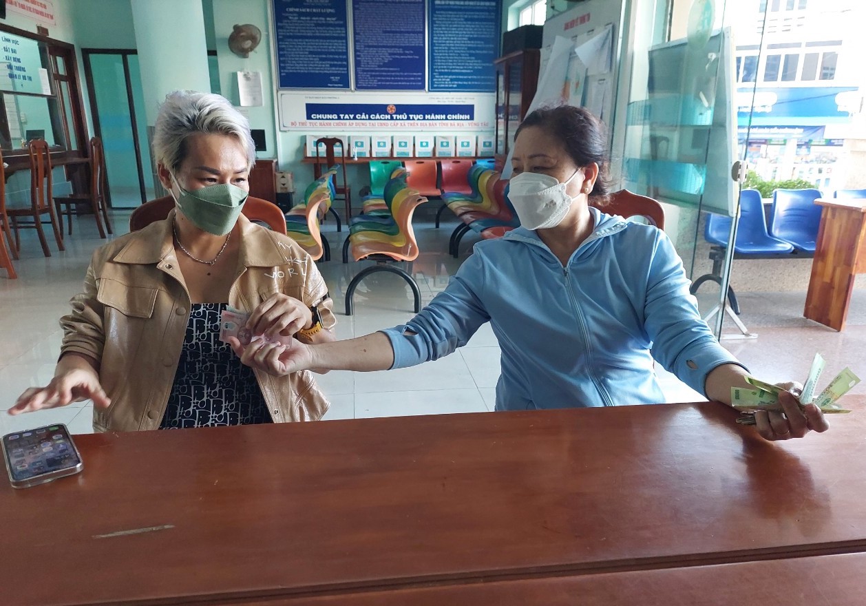 Bà Trần Thị Thơ (phải), chủ quán bánh cuốn trên đường Lê Lai, TP. Vũng Tàu trả lại 100 ngàn đồng cho khách hàng là bà N.T.T.H.