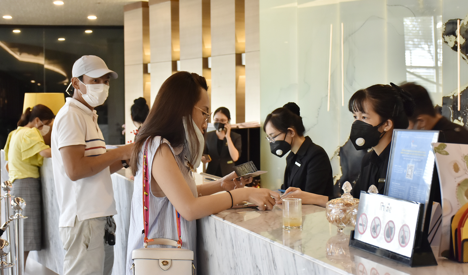 Du khách làm thủ tục nhận phòng tại khách sạn Malibu trong dịp Tết Nguyên đán Nhâm Dần. Ảnh: ĐĂNG KHOA
