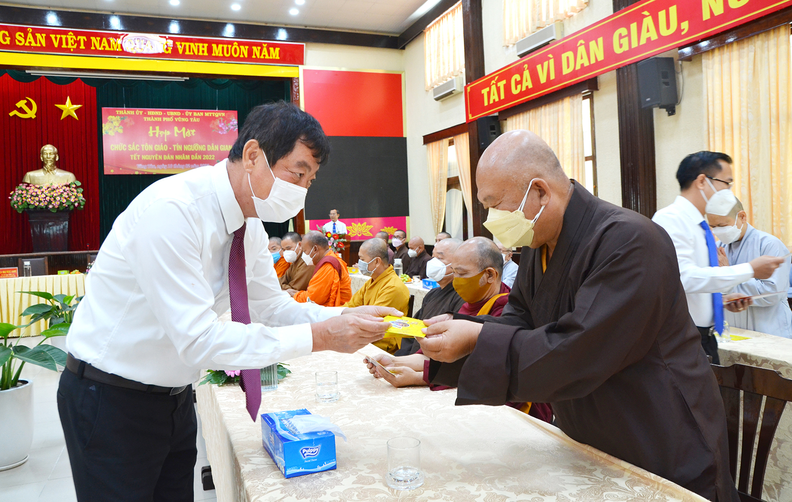 Ông Trần Đình Khoa, Ủy viên Ban Thường vụ Tỉnh ủy, Bí thư Thành ủy Vũng Tàu tặng quà Tết cho các chức sắc tôn giáo tại buổi họp mặt.